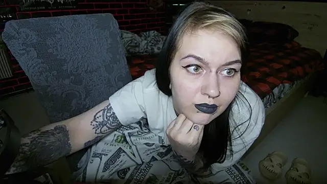 Snapshot of MoorderxDoll chatting on 07.17.26 MoorderxDoll online show from 07.17.26