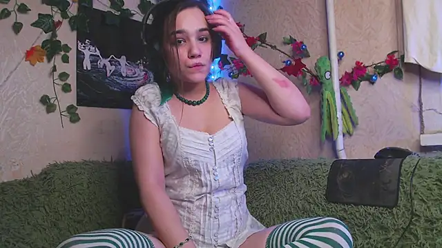 Snapshot of Tiny_Witch chatting on 10.30.25 Tiny Witch online show from 10.30.25