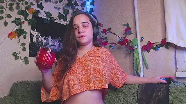 Snapshot of Tiny_Witch chatting on 11.09.25 Tiny Witch online show from 11.09.25