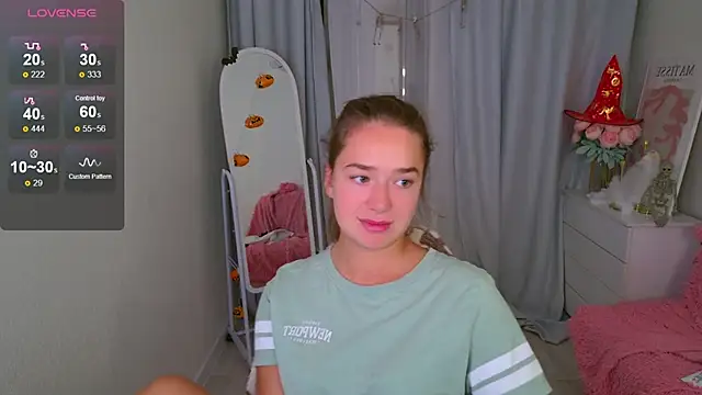 Snapshot of LovelyJessie chatting on 10.25.25 LovelyJessie online show from 10.25.25