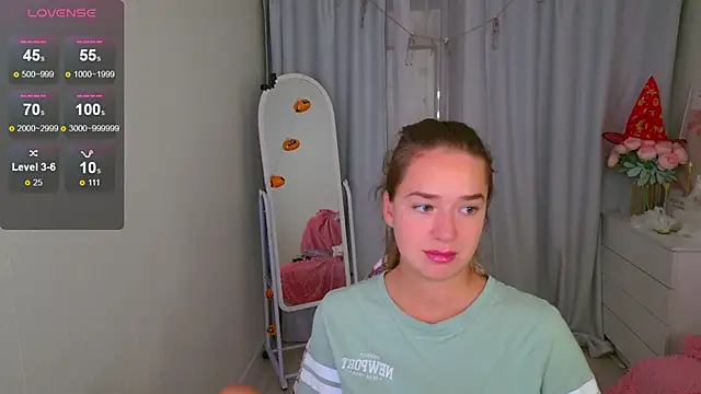 Snapshot of LovelyJessie chatting on 10.26.25 LovelyJessie online show from 10.26.25