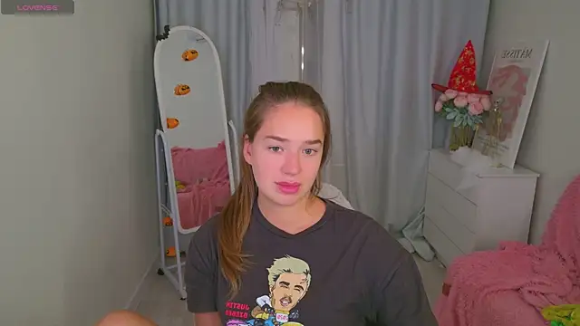 Snapshot of LovelyJessie chatting on 10.28.25 LovelyJessie online show from 10.28.25