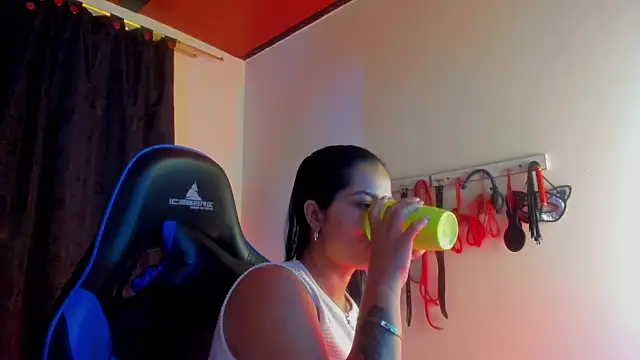 Snapshot of scarlet-kennedy98 chatting on 10.18.25 scarlet-kennedy98 online show from 10.18.25