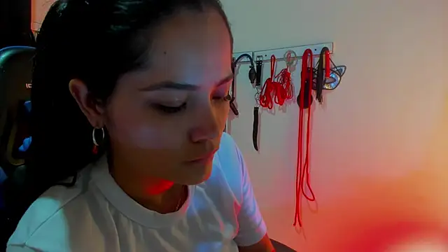 Snapshot of scarlet-kennedy98 chatting on 10.29.25 scarlet-kennedy98 online show from 10.29.25