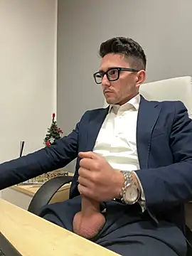 Snapshot of masterboss_ chatting on 12.16.24 masterboss online show from 12.16.24