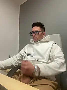 Snapshot of masterboss_ chatting on 01.19.25 masterboss online show from 01.19.25