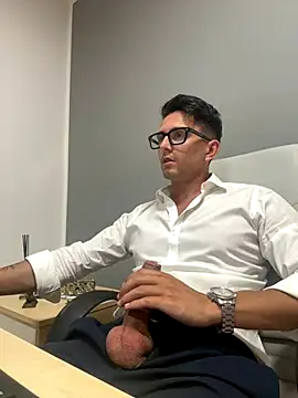 Snapshot of masterboss_ chatting on 09.18.25 masterboss online show from 09.18.25