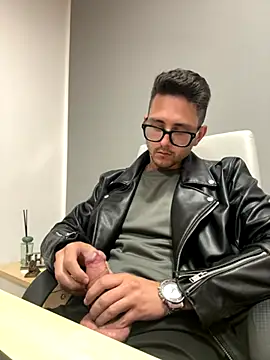 Snapshot of masterboss_ chatting on 11.02.25 masterboss online show from 11.02.25