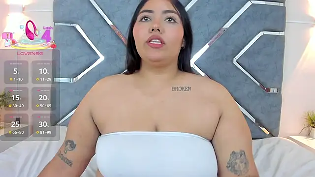 Snapshot of LucciaPorter chatting on 09.29.25 LucciaPorter online show from 09.29.25