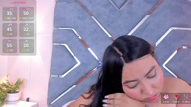 Snapshot of LucciaPorter chatting on 10.27.25 LucciaPorter online show from 10.27.25