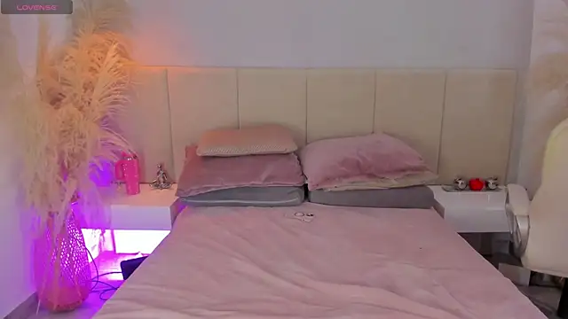 Snapshot of sofia_pamela chatting on 09.13.25 sofia pamela online show from 09.13.25