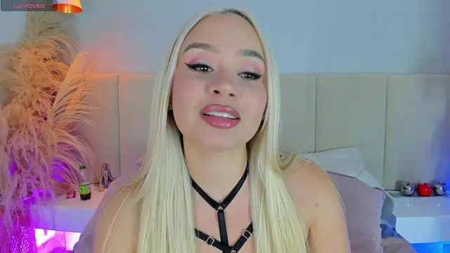 Snapshot of sofia_pamela chatting on 09.24.25 sofia pamela online show from 09.24.25