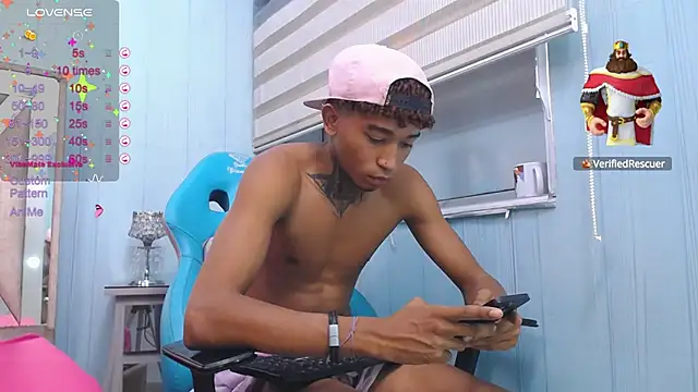 Snapshot of sexy_blacks_ chatting on 01.11.25 sexy blacks online show from 01.11.25