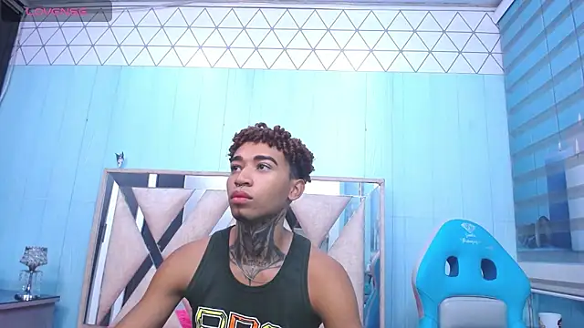 Snapshot of sexy_blacks_ chatting on 01.24.25 sexy blacks online show from 01.24.25