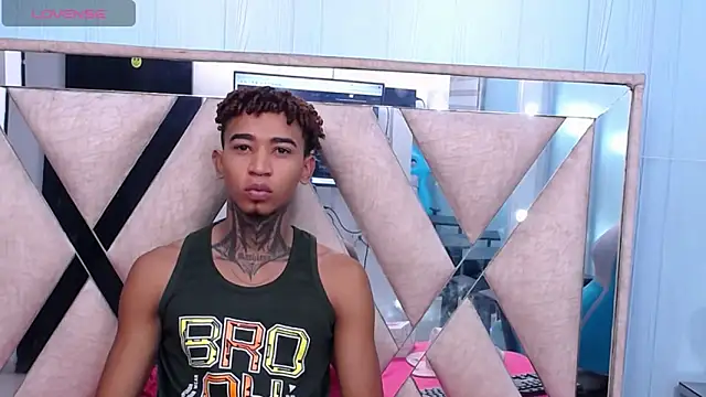 Snapshot of sexy_blacks_ chatting on 01.28.25 sexy blacks online show from 01.28.25