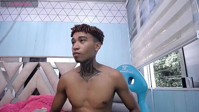 Snapshot of sexy_blacks_ chatting on 02.15.25 sexy blacks online show from 02.15.25