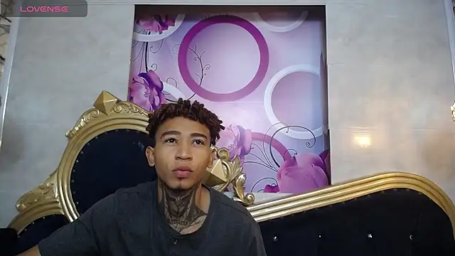 Snapshot of sexy_blacks_ chatting on 02.21.25 sexy blacks online show from 02.21.25