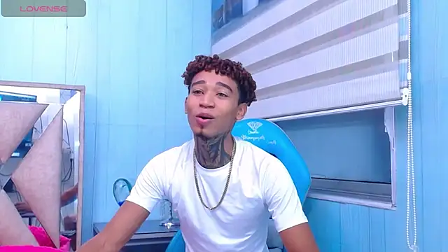 Snapshot of sexy_blacks_ chatting on 03.12.25 sexy blacks online show from 03.12.25