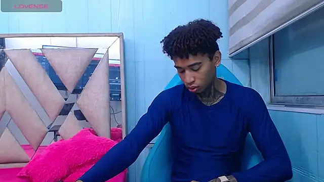 Snapshot of sexy_blacks_ chatting on 09.19.25 sexy blacks online show from 09.19.25