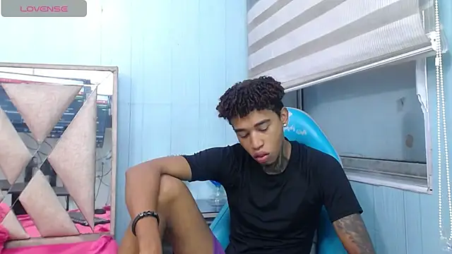 Snapshot of sexy_blacks_ chatting on 09.24.25 sexy blacks online show from 09.24.25