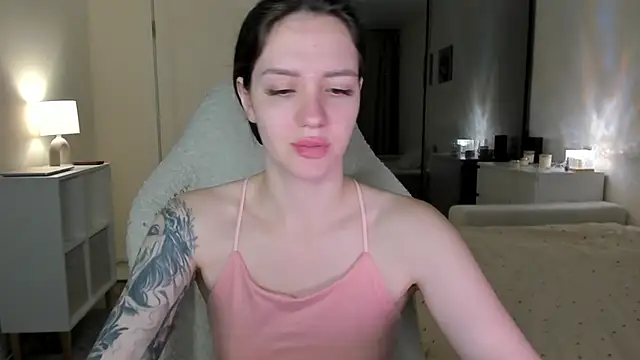 Snapshot of Sonia_moon_ chatting on 10.18.25 Sonia moon online show from 10.18.25