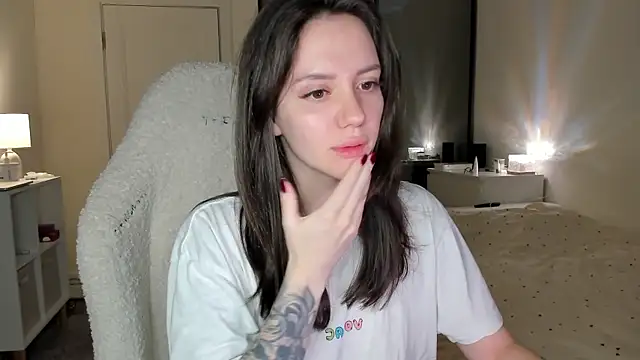 Snapshot of Sonia_moon_ chatting on 10.29.25 Sonia moon online show from 10.29.25