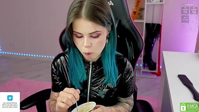 Snapshot of Latex_Kitty chatting on 10.21.25 Latex Kitty online show from 10.21.25