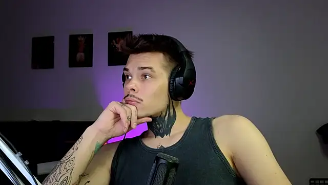 Snapshot of DENIS_HERE chatting on 11.12.25 DENIS HERE online show from 11.12.25