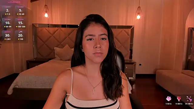 Snapshot of SussanElliot chatting on 10.04.25 SussanElliot online show from 10.04.25