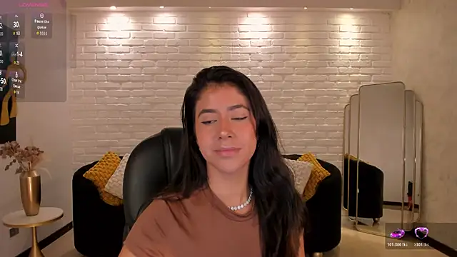 Snapshot of SussanElliot chatting on 10.17.25 SussanElliot online show from 10.17.25