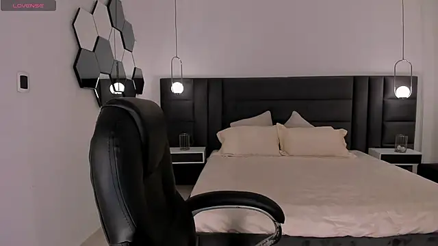 Snapshot of SussanElliot chatting on 10.22.25 SussanElliot online show from 10.22.25