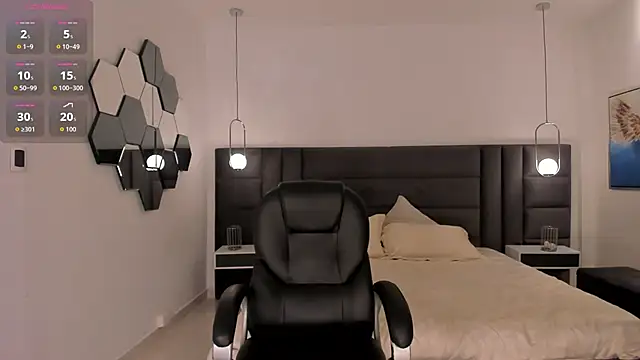 Snapshot of SussanElliot chatting on 10.25.25 SussanElliot online show from 10.25.25