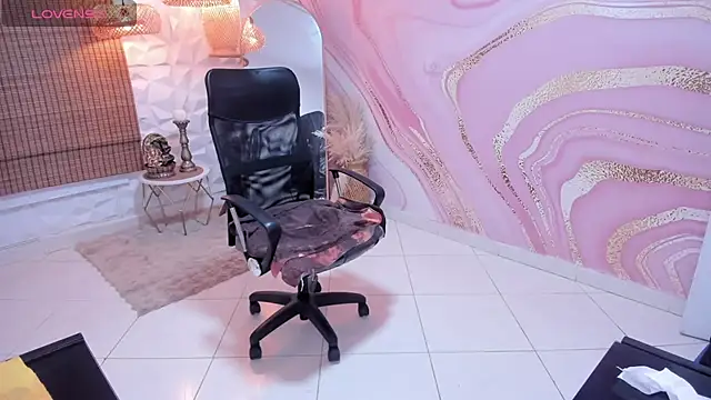 Snapshot of meliboobs_ chatting on 10.30.25 meliboobs online show from 10.30.25