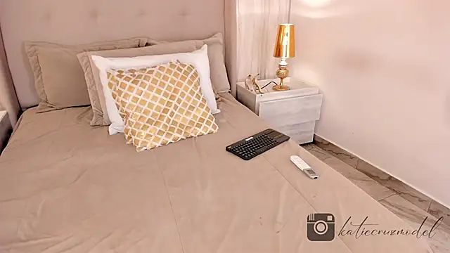 Snapshot of katie_cruz chatting on 02.12.25 katie cruz online show from 02.12.25