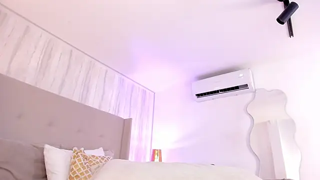 Snapshot of katie_cruz chatting on 02.13.25 katie cruz online show from 02.13.25