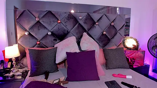 sofhiaa adaams online show from 12.27.24