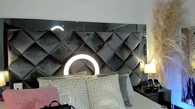 sofhiaa adaams online show from 10.18.25