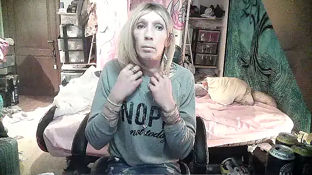 Snapshot of Ombeline1 chatting on 02.04.25 Ombeline1 online show from 02.04.25