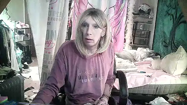 Snapshot of Ombeline1 chatting on 02.18.25 Ombeline1 online show from 02.18.25