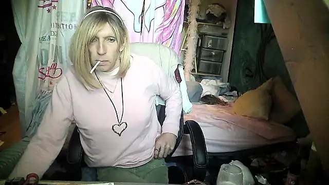 Snapshot of Ombeline1 chatting on 02.18.25 Ombeline1 online show from 02.18.25