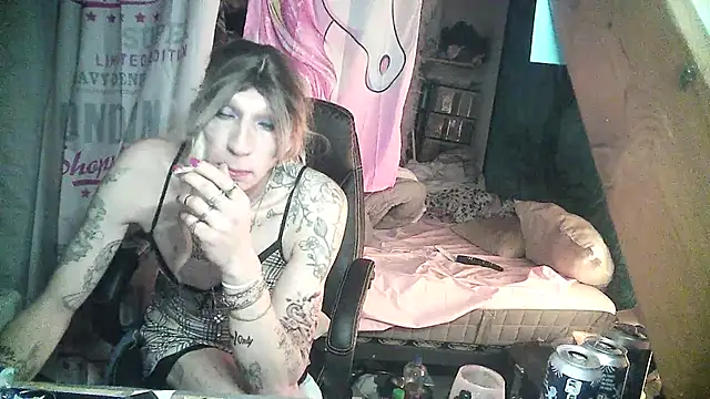 Snapshot of Ombeline1 chatting on 02.24.25 Ombeline1 online show from 02.24.25