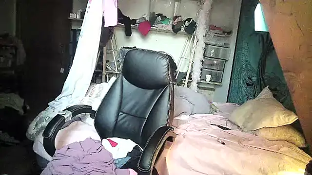 Snapshot of Ombeline1 chatting on 03.04.25 Ombeline1 online show from 03.04.25