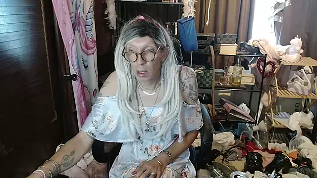 Snapshot of Ombeline1 chatting on 09.12.25 Ombeline1 online show from 09.12.25