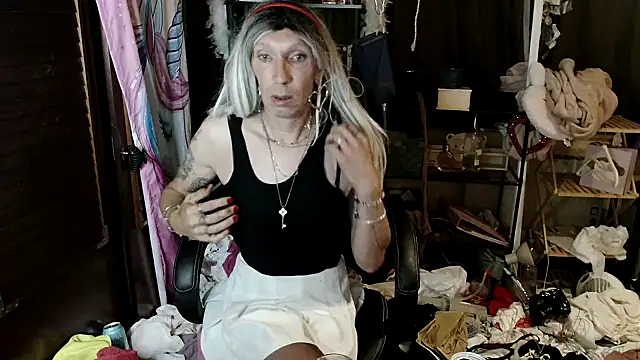 Snapshot of Ombeline1 chatting on 09.24.25 Ombeline1 online show from 09.24.25