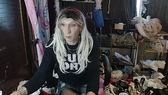 Snapshot of Ombeline1 chatting on 10.04.25 Ombeline1 online show from 10.04.25