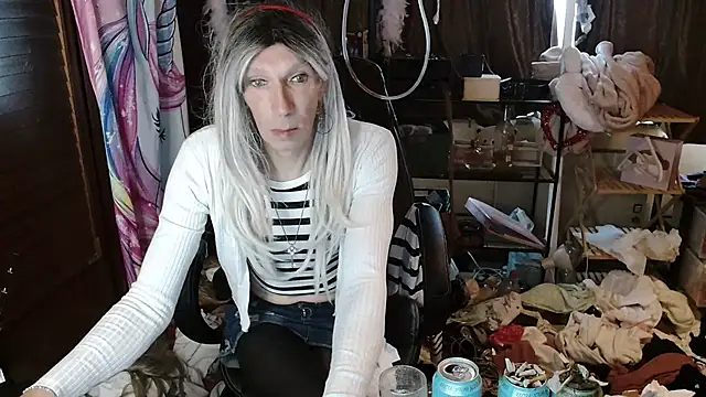 Snapshot of Ombeline1 chatting on 10.12.25 Ombeline1 online show from 10.12.25