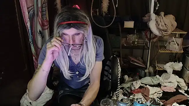 Snapshot of Ombeline1 chatting on 10.12.25 Ombeline1 online show from 10.12.25