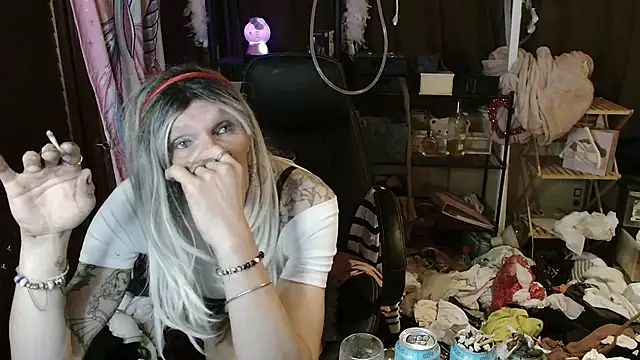 Snapshot of Ombeline1 chatting on 10.13.25 Ombeline1 online show from 10.13.25