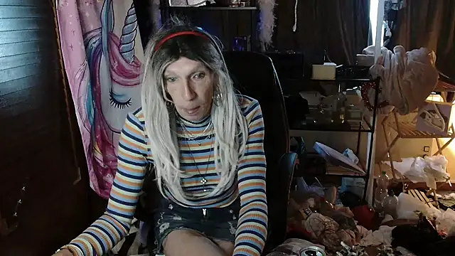 Snapshot of Ombeline1 chatting on 10.24.25 Ombeline1 online show from 10.24.25