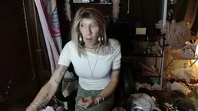 Snapshot of Ombeline1 chatting on 10.24.25 Ombeline1 online show from 10.24.25